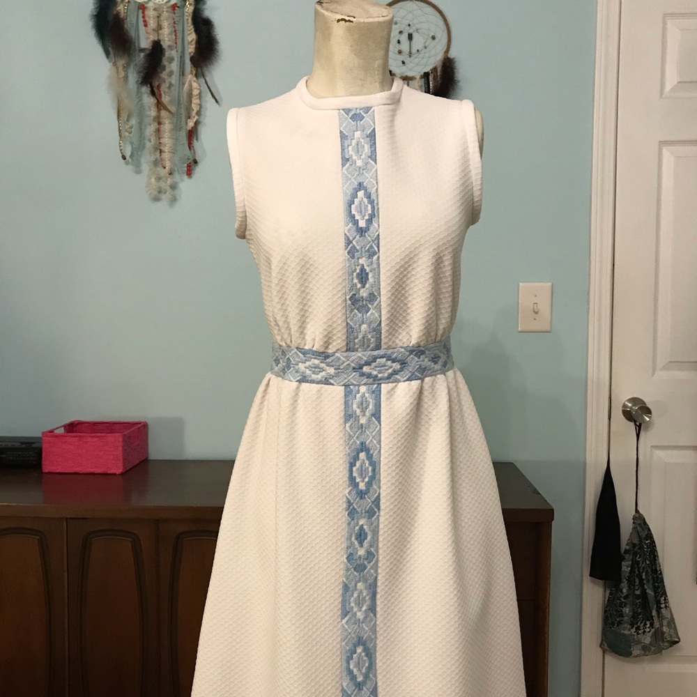 Vtg Vicky Vaughn Jr 70’s White w/ Blue Braid Dress